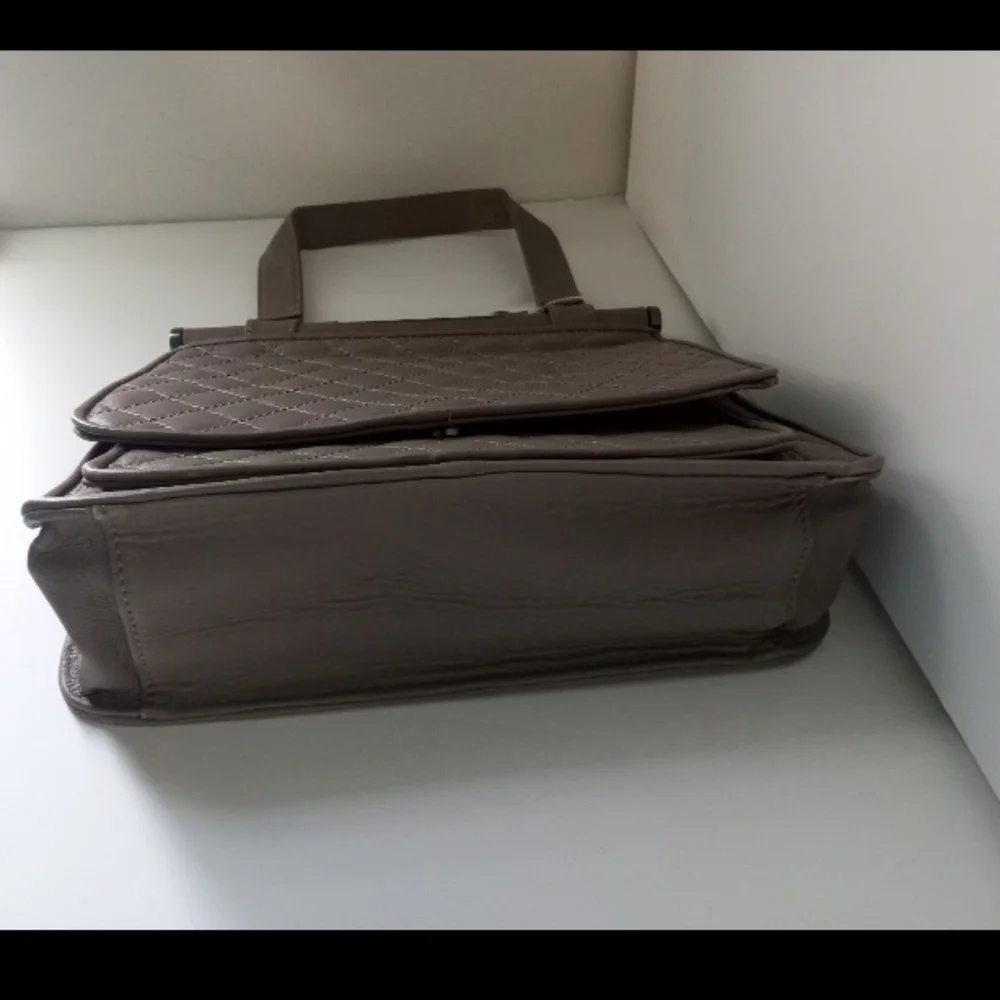 BCBGMaxazria Vintage Taupe Quilted Satchel Handbag 👜